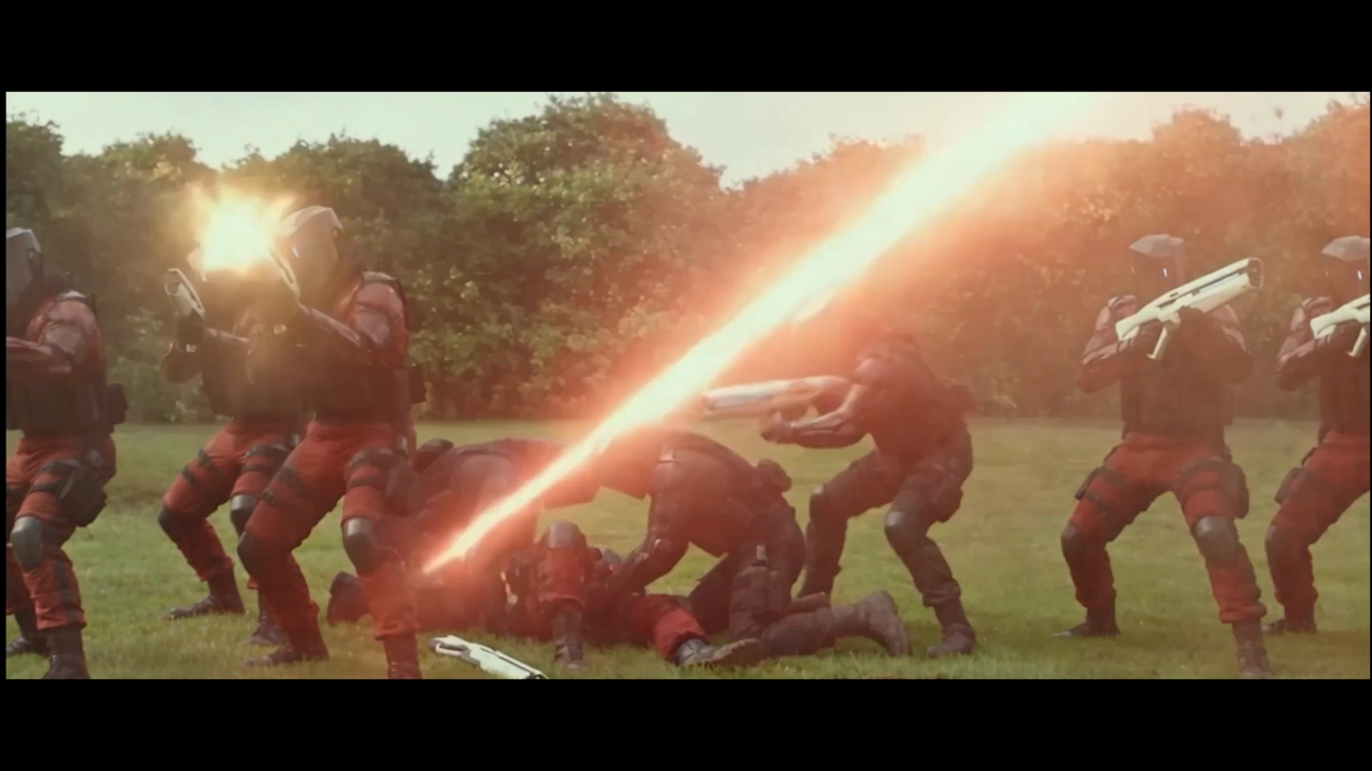 成片约 01:53，异星战斗中士兵与激光束同框